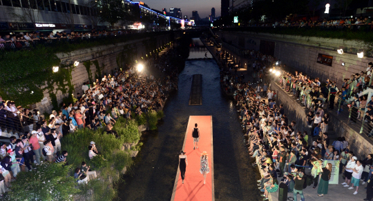  청계천 수상 패션쇼                                                                                                                                                                               