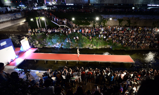  청계천 수상 패션쇼에 몰린 인파                                                                                                                                                                   