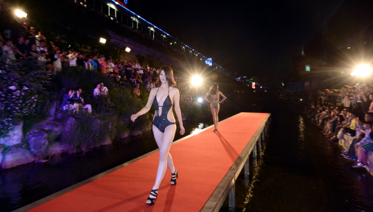  올 여름 수영복 트렌드 소개하는 청계천 수상 패션쇼                                                                                                                                                