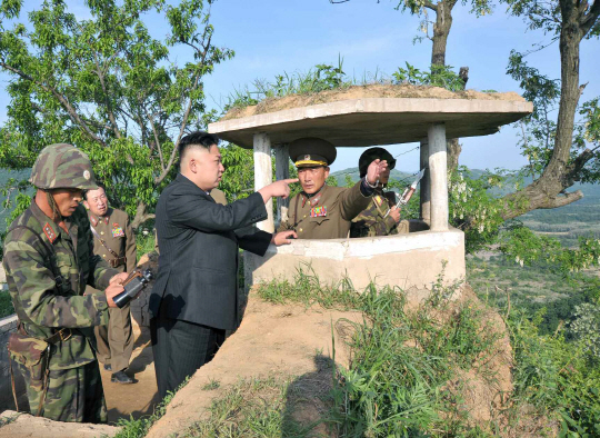 [포토] 최전방 감시초소에서 남쪽 살펴보는 北김정은