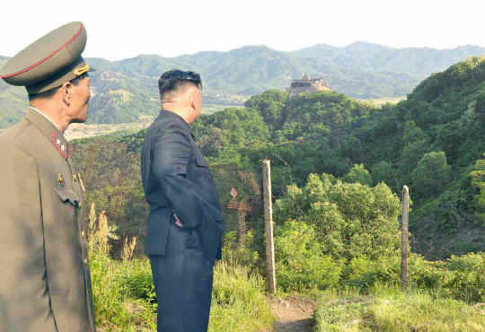 [포토] 최전방 감시초소에서 남쪽 살펴보는 北김정은