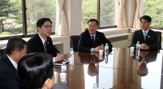  실무접촉 대표단 출발 전 환담                                                                                                                                                                     