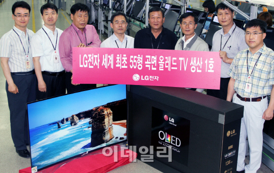 LG, 세계최초 곡면 OLED TV 양산 돌입