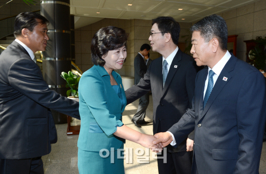 인사 나누는 남북 수석대표                                                                                                                                                                         