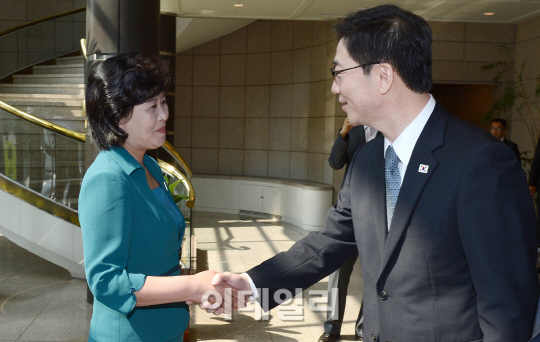 인사 나누는 남북 수석대표                                                                                                                                                                         