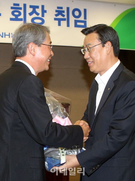 [포토]김태영 부회장으로부터 꽃다발 건네받는 임종룡 신임 회장