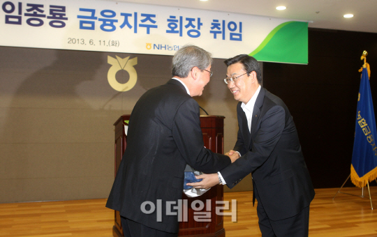 [포토]김태영 부회장으로부터 꽃다발 건네받는 임종룡 신임 회장