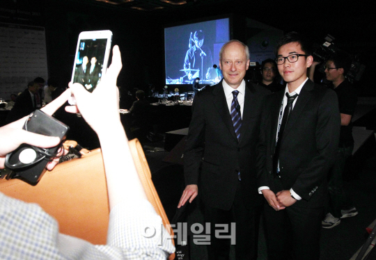 [포토]뜨거운 인기의 '정의는 무엇인가'의 저자 마이클 샌델 교수