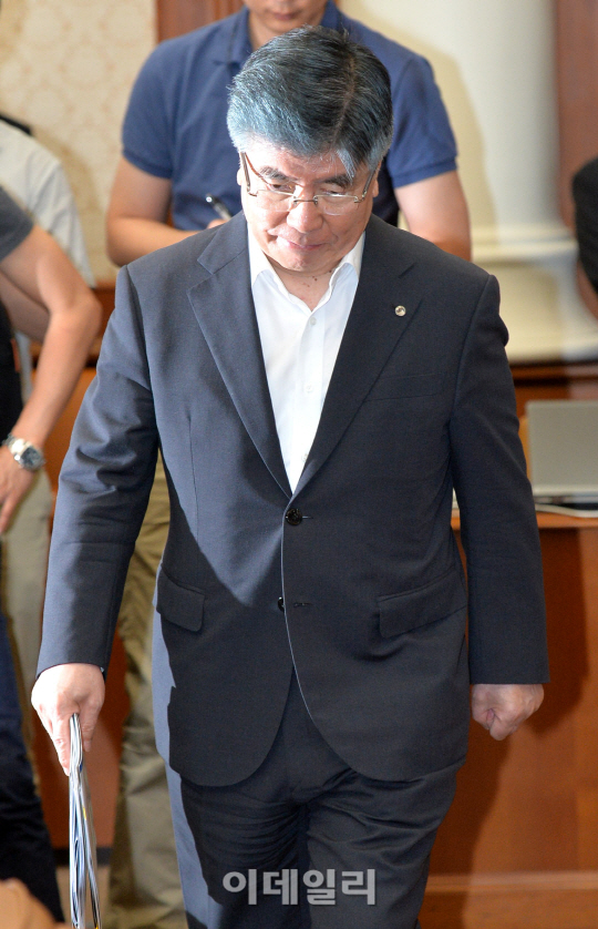 금통위 들어서는 김중수 총재                                                                                                                                                                       