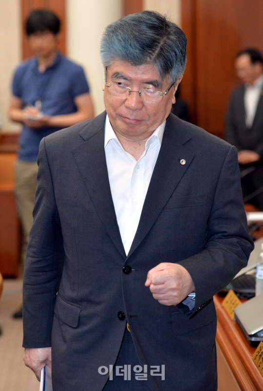 '주먹 불끈' 김중수 총재의 이번 결정은?                                                                                                                                                  