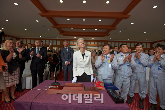 대우조선, 세계 최대 컨船 '첫 선'..축구장 4배