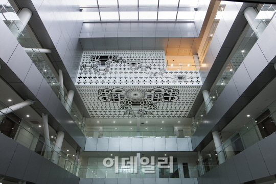 주일 한국대사관에 탄생한 천장벽화