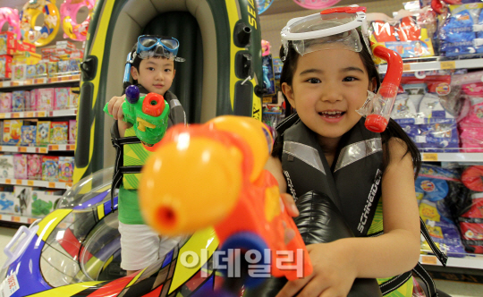 [포토]피서철 물놀이 용품 기획전