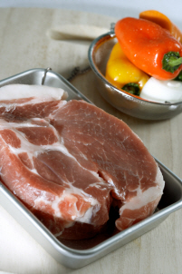 한국인 1인당 고기 섭취량, '연간 44kg씩-삼겹살 선호-4년만 23% 증가'