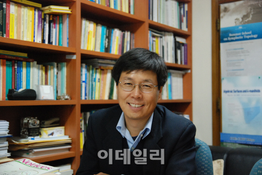 [인터뷰] 박종일 교수 "장인정신 깃든 기초학문이 세상 바꿔"