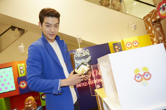 김우빈, 행사장서도 빛나는 훤칠한 모델 포스                                                                                                                                                        