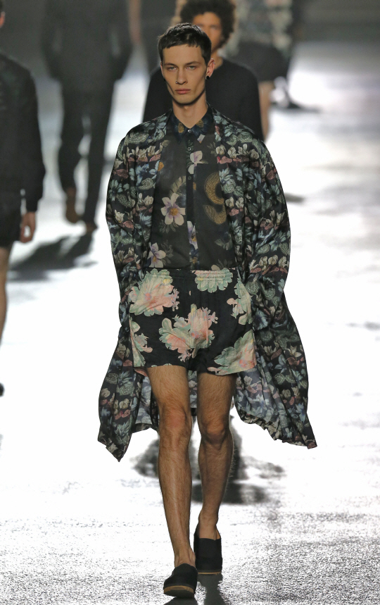 男 모델의 화려한 꽃무늬 하의실종 패션                                                                                                                                                             