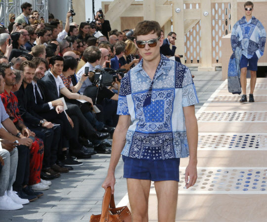 루이비통, 2014년엔 남자도 `하의실종`                                                                                                                                                              