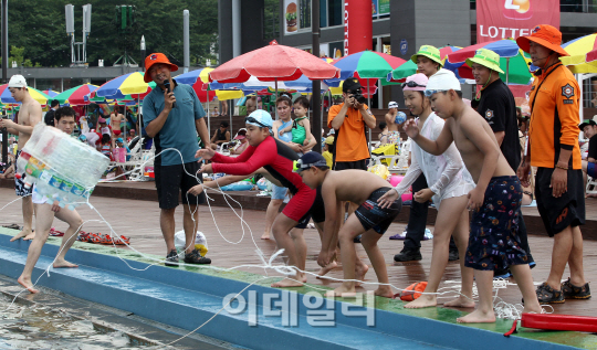 [포토]'주변 도구를 이용한 익수자 구조 체험'