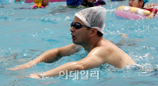 [포토]'비닐 수영모 등장'
