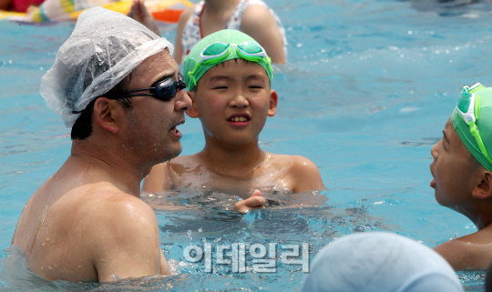 [포토]'비닐 수영모 등장'