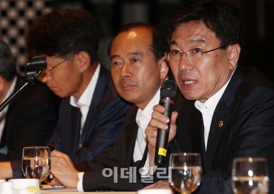 정부, 반도체·디스플레이 업계에 고용창출 "분발하라" 채찍