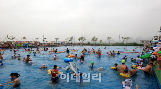 [포토]'흐린 날씨에도 멈추지 않는 물놀이'