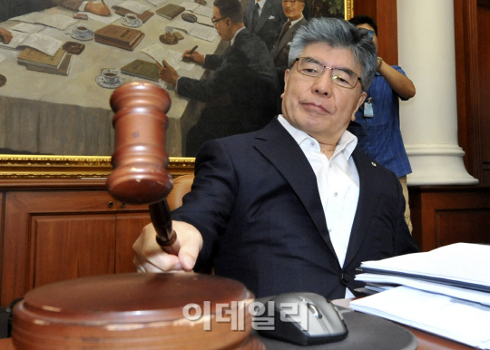 금통위 시작하는 김중수 한은 총재                                                                                                                                                                  