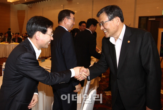 [포토]악수 나누는 최문기 장관과 김상현 NHN 대표