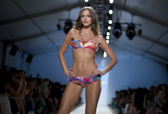 초초 초미니 비키니                                                                                                                                                                                