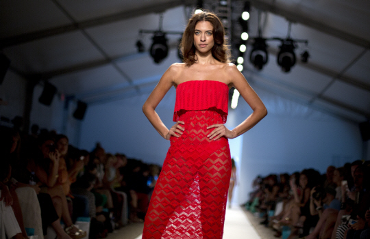 강렬한 시스루 비치웨어                                                                                                                                                                            