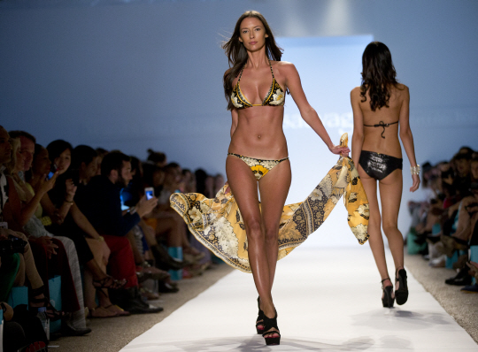 볼륨감 넘치는 비키니 모델                                                                                                                                                                         