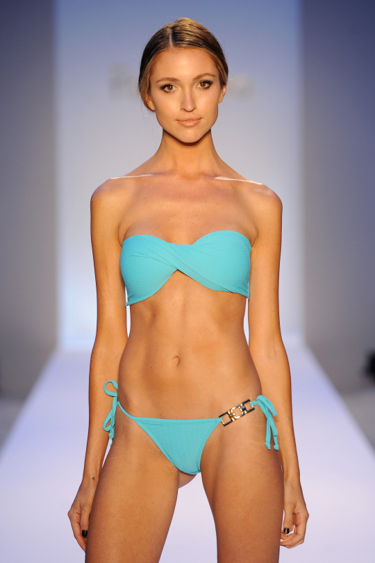 청량한 하늘색 비키니                                                                                                                                                                              