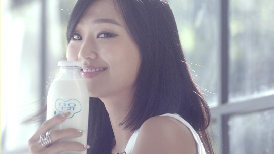  씨스타 효린, 흰 우유와 어울리는 건강 미소                                                                                                                                                        