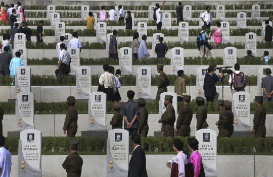 인민군 전사자 묘지에 참배하는 북한군
