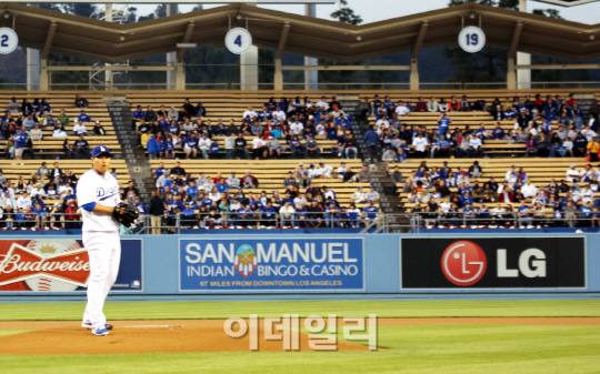 ①류현진 삼진 잡으면 기업 브랜드 '쑥쑥'