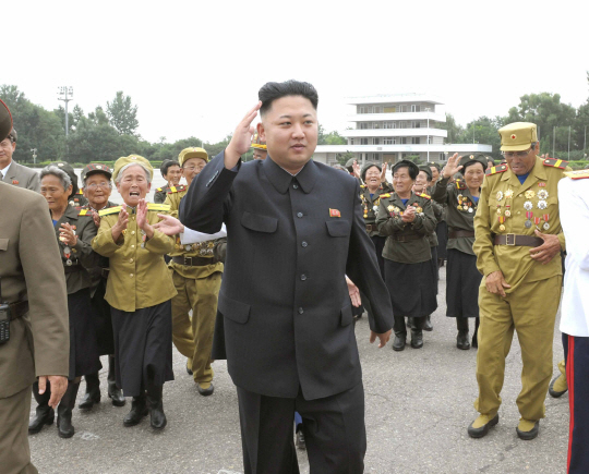  손 흔드는 김정은                                                                                                                                                                                 