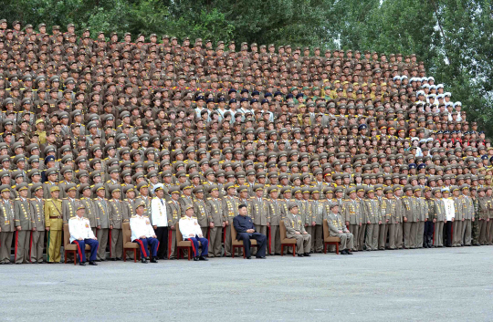  北 김정은, 열병식 참가 전쟁노병들과 기념사진                                                                                                                                                     
