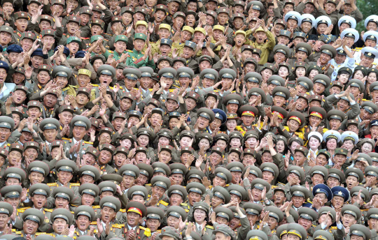  北 김정은, 열병식 참가 전쟁노병들과 기념사진                                                                                                                                                     