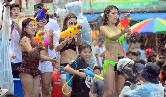  비키니 입고 물총싸움                                                                                                                                                                             