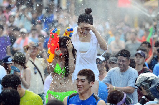  비키니 물총싸움                                                                                                                                                                                  