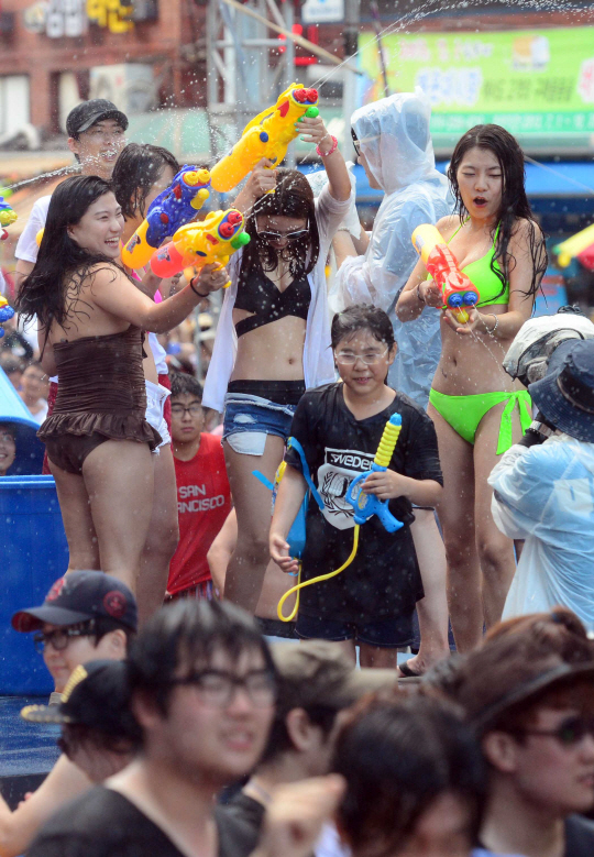  비키니 입고 물총싸움                                                                                                                                                                             