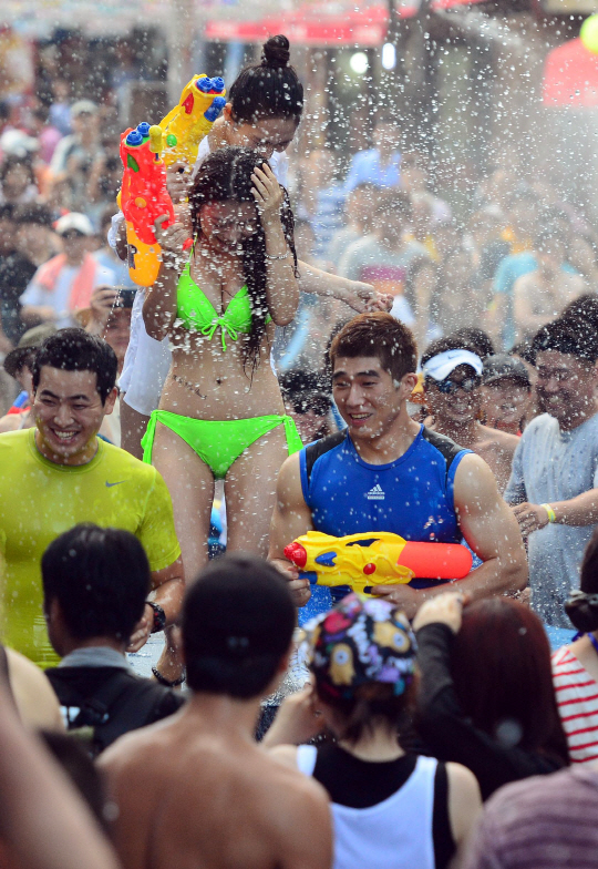  부산 해운대서 비키니 물총싸움                                                                                                                                                                    
