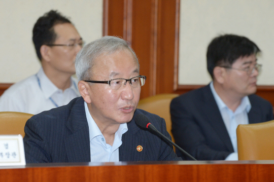 현오석 "입국장 면세점 백지화..재산세·종부세 개편"(종합)