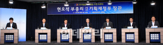 [포토]현오석 부총리 "재산세·종부세 개편 방안 검토"