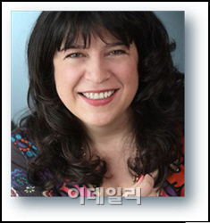 '그레이의 50가지 그림자' E.L 제임스, 작가 소득 세계 1위