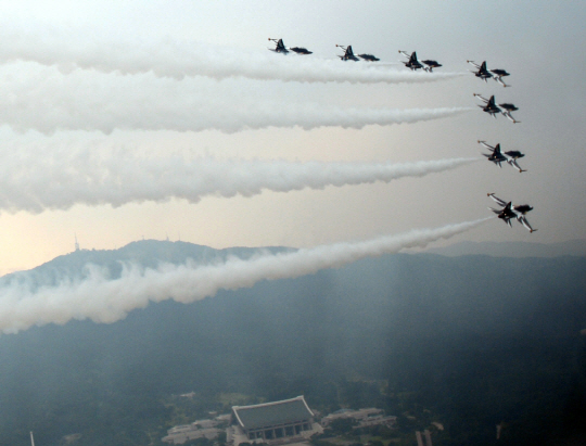  천안 독립기념관 상공 비행하는 블랙이글                                                                                                                                                           