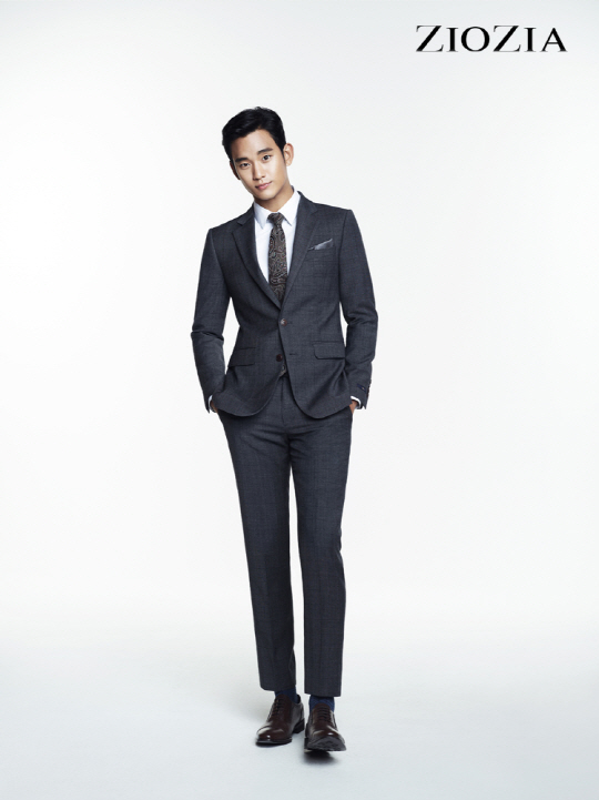 김수현, 수트로 더욱 빛나는 훈남외모                                                                                                                                                               