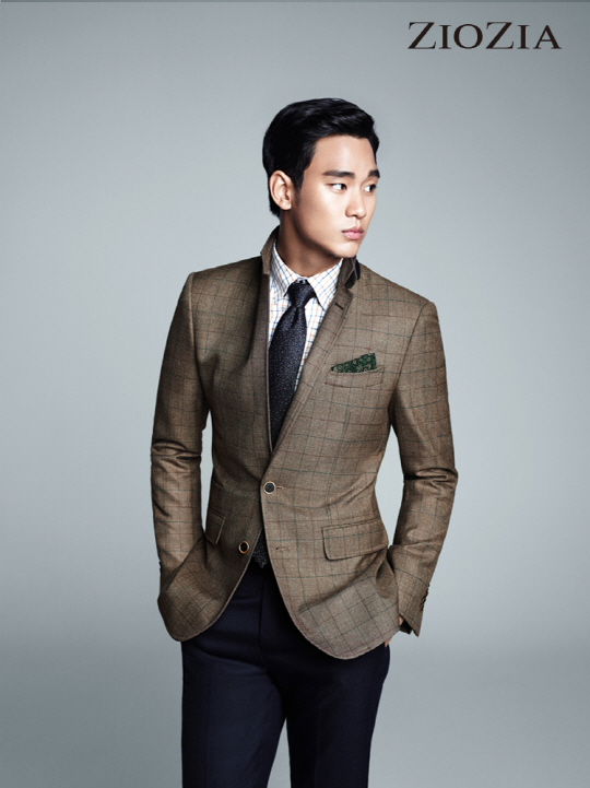 김수현, 체크수트에 올백헤어 `女心 녹네`                                                                                                                                                           