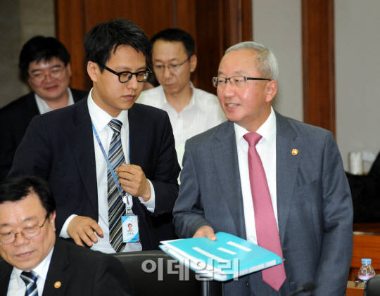 현오석 "공공부문 재정 낙관하기 어려워"